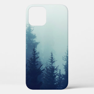 Nebel in Pinienwald auf den Berghängen. Farbe Case-Mate iPhone Hülle