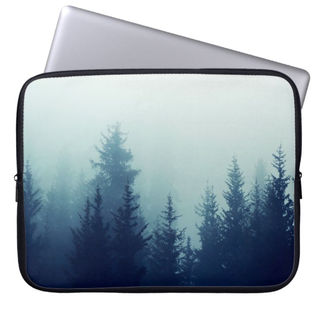 Nebel in Pinienwald auf den Berghängen. Farbe Laptopschutzhülle (Vorderseite)