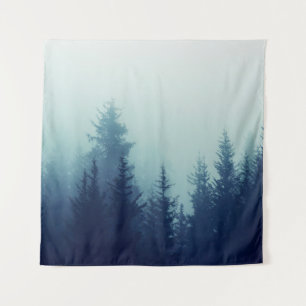 Nebel in Pinienwald auf den Berghängen. Farbe Wandteppich