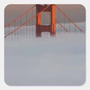 Nebel rollt durch die Bucht von San Francisco, die Quadratischer Aufkleber