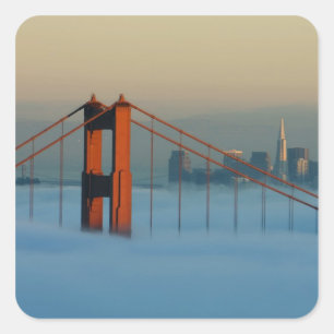 Nebel rollt durch die Bucht von San Francisco Quadratischer Aufkleber