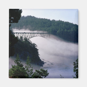 Nebel treibt unter der Deception-Pass-Brücke bei Magnet