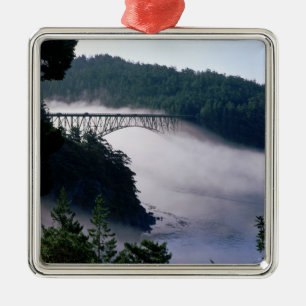 Nebel treibt unter der Deception-Pass-Brücke bei Ornament Aus Metall