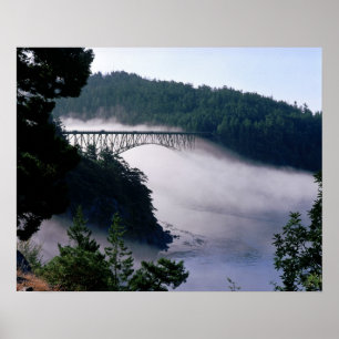 Nebel treibt unter der Deception-Pass-Brücke bei Poster