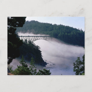 Nebel treibt unter der Deception-Pass-Brücke bei Postkarte