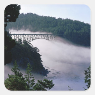 Nebel treibt unter der Deception-Pass-Brücke bei Quadratischer Aufkleber