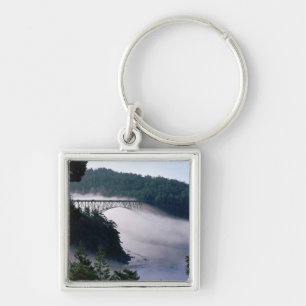 Nebel treibt unter der Deception-Pass-Brücke bei Schlüsselanhänger