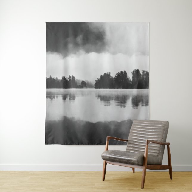 Nebel über dem See in Schwarz-Weiß Wandteppich (Beispiel)