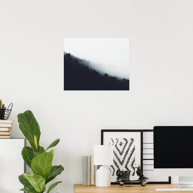 Nebel über diagonalen Waldschichten Poster (Heimbüro)