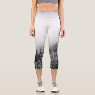 Nebel über gefrorenem Wald Capri Leggings
