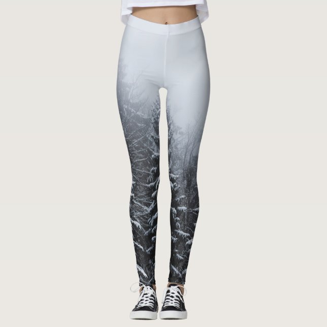 Nebel über schneebedeckten Fichtenwald im Winter Leggings (Vorderseite)