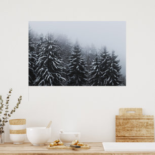 Nebel über schneebedeckten Fichtenwald im Winter Poster