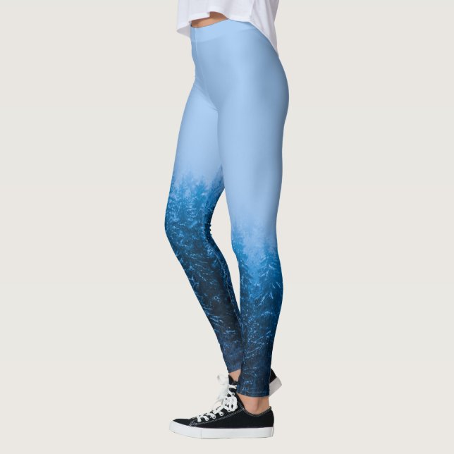 Nebel über schneebedeckten Wald am See Bohinj, Slo Leggings (Links)