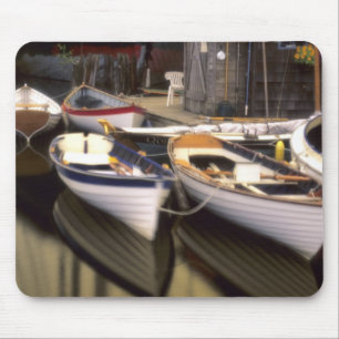 Nebel umgibt vier Boote am Steg. Mousepad