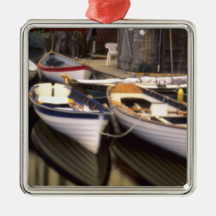 Nebel umgibt vier Boote am Steg. Ornament Aus Metall