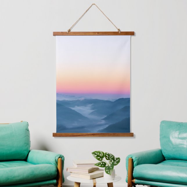 Nebel und zauberhafter Himmel vor Sonnenaufgang Wandteppich Mit Holzrahmen (Wohnzimmer)