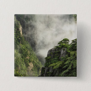 Nebel unter den Gipfeln und Tälern des Grand Canyo Button