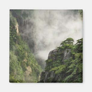 Nebel zwischen den Gipfeln und Tälern des Grand Ca Magnet