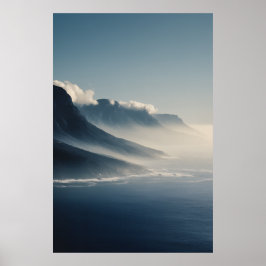 Nebelbedeckte Küstenberge Sonnenaufgangsglühen Poster