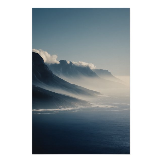 Nebelbedeckte Küstenberge Sonnenaufgangsglühen Poster (Vorderseite)
