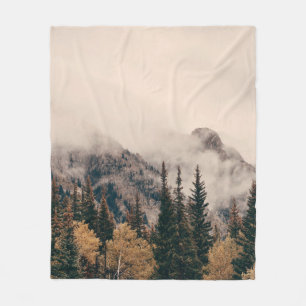 Nebelberge und Wald im Banff-Nationalpark Fleecedecke
