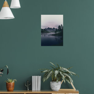 Nebelblauer Bergsee-Kiefernwald-Landschaft Poster