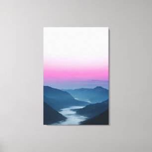 Nebelfluss, der bei Sonnenaufgang durch Berge flie Leinwanddruck