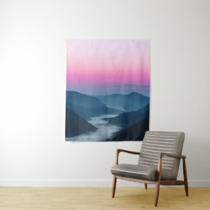 Nebelfluss, der bei Sonnenaufgang durch Berge flie Wandteppich