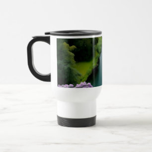 Nebelgrünes Valleytravel-Mug – Surreale Naturkunst Reisebecher
