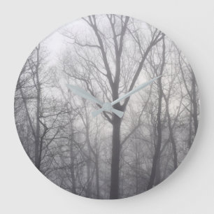 Nebelhafte Bäume Große Wanduhr