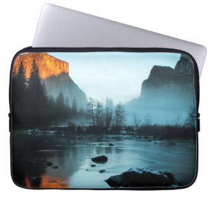 Nebelhafter Sonnenuntergang in Yosemite Laptopschutzhülle