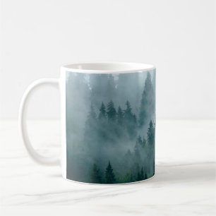 Nebelhaftes Landschaftsbild mit Tannenwald im Hips Kaffeetasse