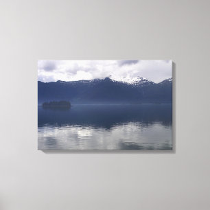 Nebeliger Alaskasee in Blautönen Leinwanddruck