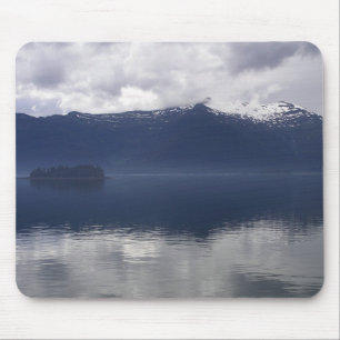 Nebeliger Alaskischer Ozean in Blautönen Mousepad