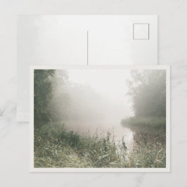 Nebeliger Flussmorgen, traumhafte Cottagecore-Land Postkarte