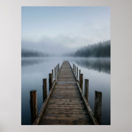 Nebeliger Holzsteg am See Ruhige Aussicht Poster