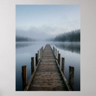 Nebeliger Holzsteg am See Ruhige Aussicht Poster
