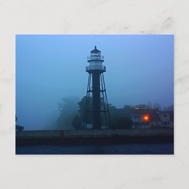 Nebeliger mittlerer Pier-Leuchtturm Postkarte (Vorderseite)