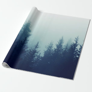 Nebeliger Nebel im Kiefernwald an Berghängen. Farb Geschenkpapier