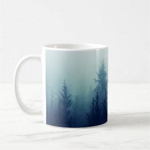 Nebeliger Nebel im Kiefernwald an Berghängen. Farb Kaffeetasse