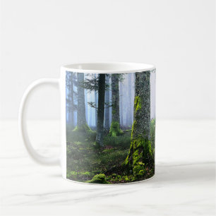 Nebeliger Wald bei Morgendämmerung Foto Kaffeetasse