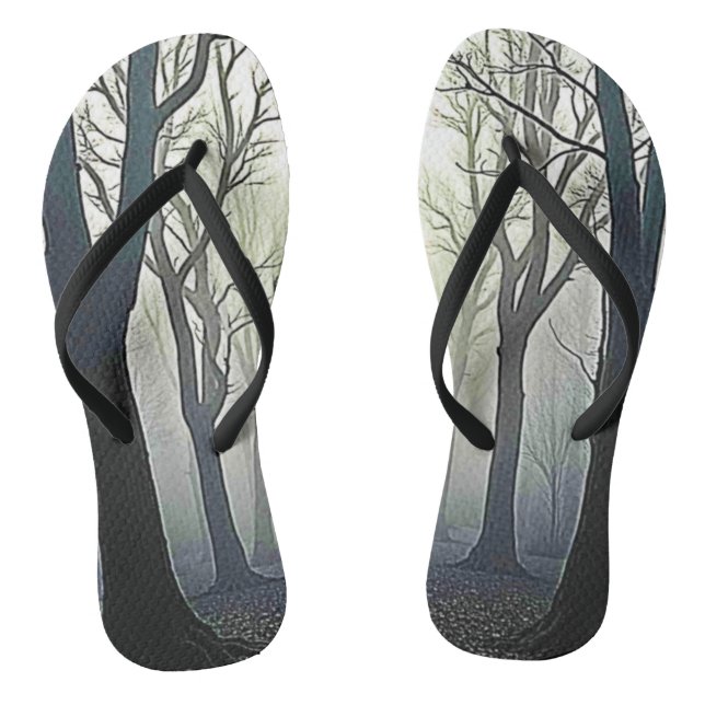 Nebeliger Waldpfad: Unheimliche Schönheit Flip Flops (Fußbett)