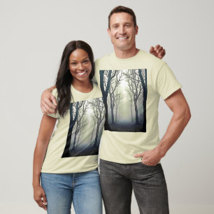 Nebeliger Waldpfad: Unheimliche Schönheit T-Shirt