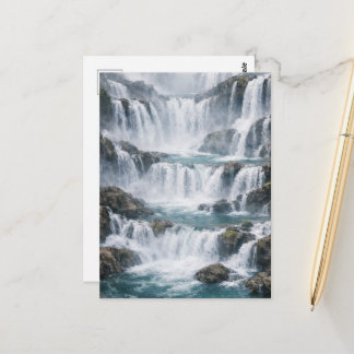Nebeliger Wasserfall-Landschaft Postkarte