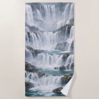 Nebeliger Wasserfall-Landschaft Strandtuch