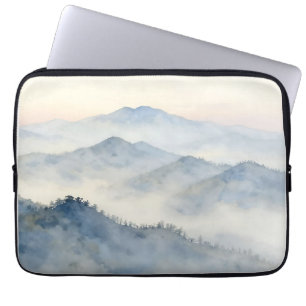 Nebeliger Wasserfarben-Gebirgslandschaft Laptopschutzhülle
