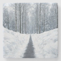 Nebeliger Winterwaldweg Winterlandschaft