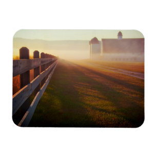 Nebeliger Zaun des Morgen-Bauernhof- am Magnet