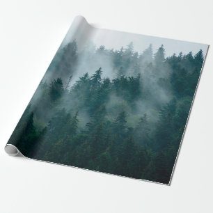 Nebellandschaft mit Tannenwald im Hipster Vintag Geschenkpapier