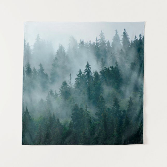 Nebellandschaft mit Tannenwald im Hipster Vintag Wandteppich (Vorderseite)